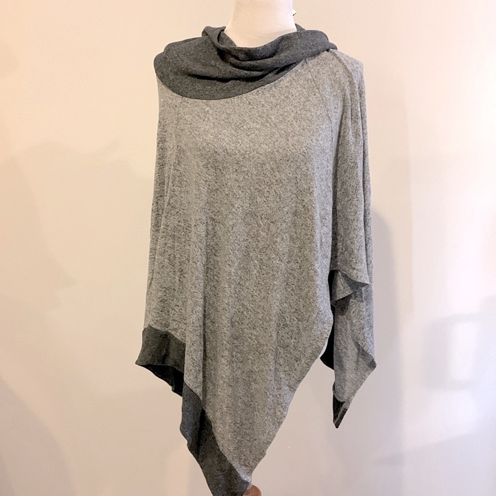 White House Black Market Poncho -M